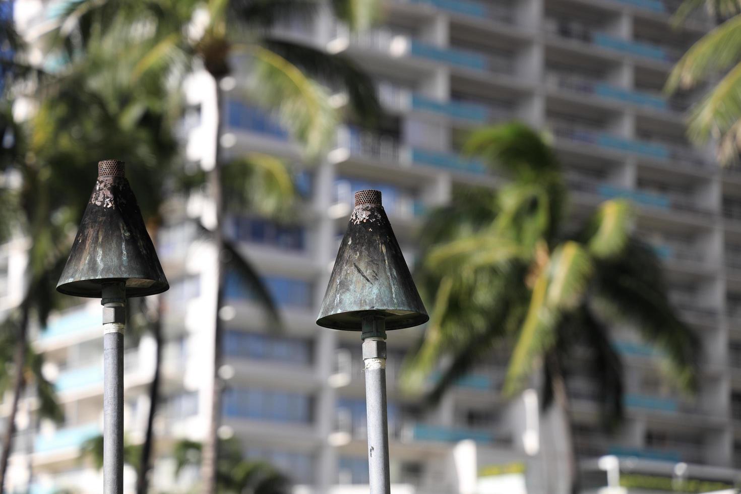 eine tiki-fackel am waikiki beach hawaii foto