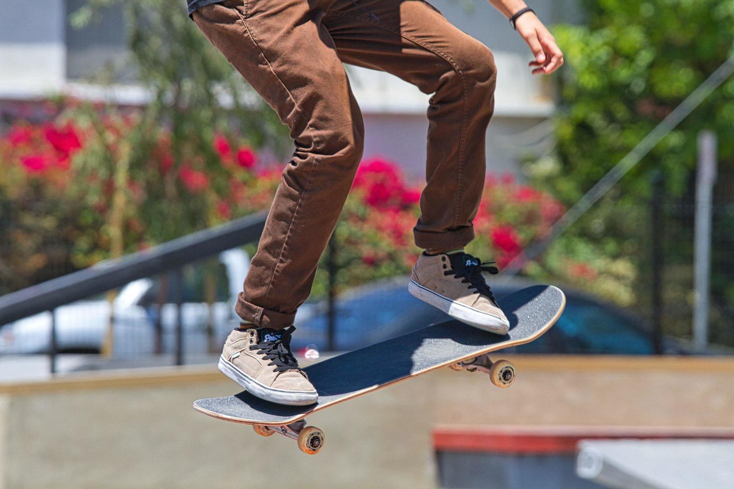 zu Füßen einer Person, die in den Vereinigten Staaten Skateboard fährt foto