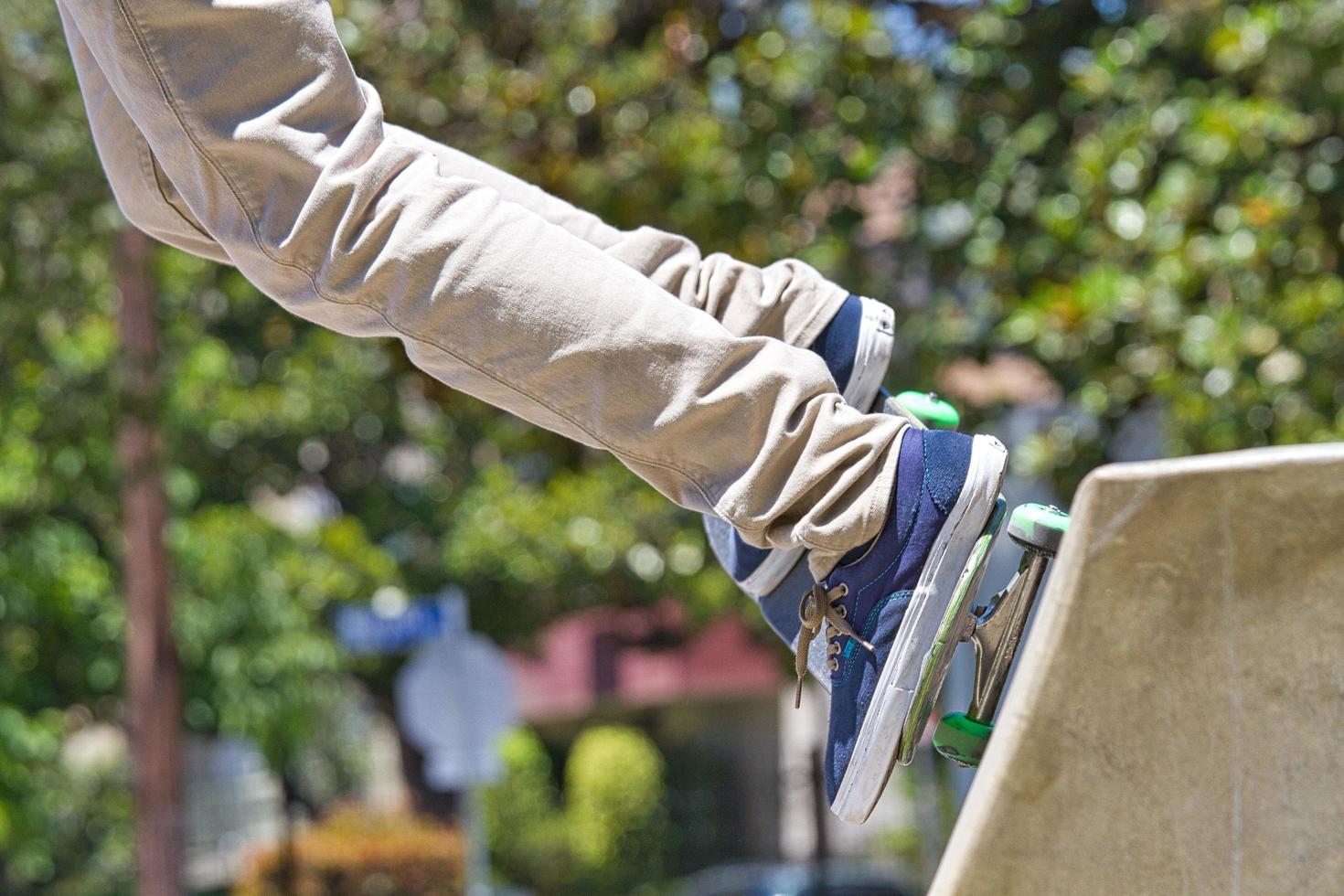 zu Füßen einer Person, die in den Vereinigten Staaten Skateboard fährt foto