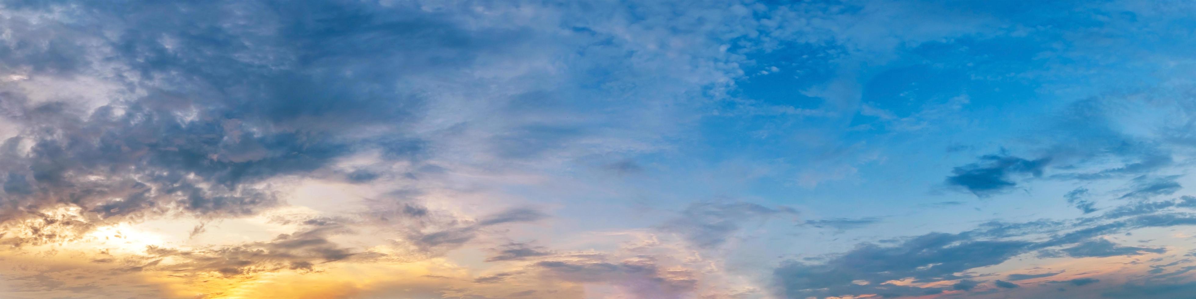 Panorama dramatischer lebendiger Farben mit schöner Wolke foto