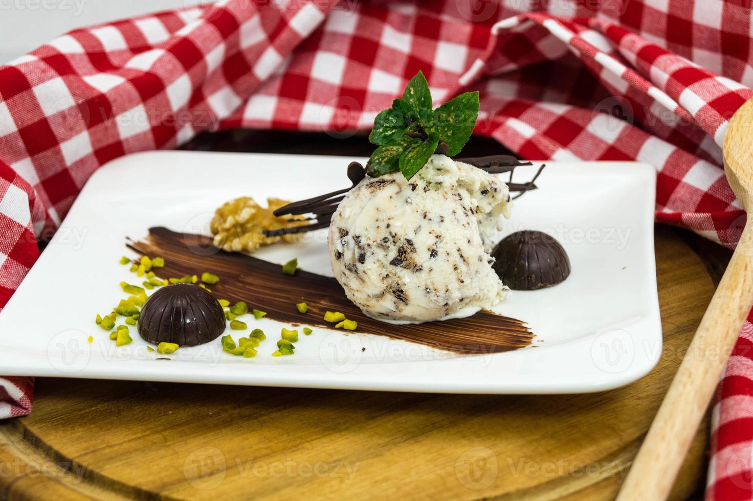 Stracciatella italienisches Eis mit dunkler Schokolade foto