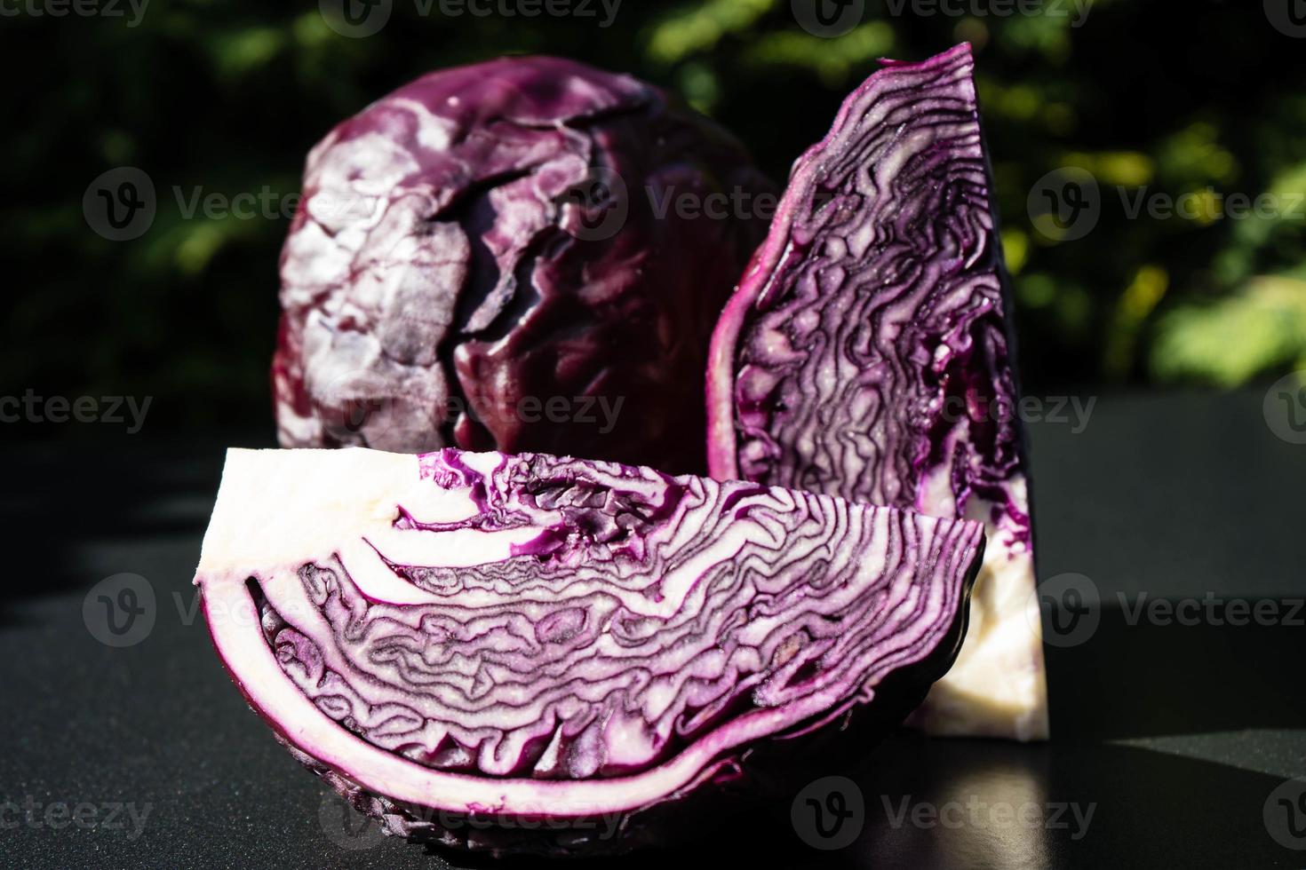 in Scheiben geschnittener Rotkohl Brassica Oleracea foto