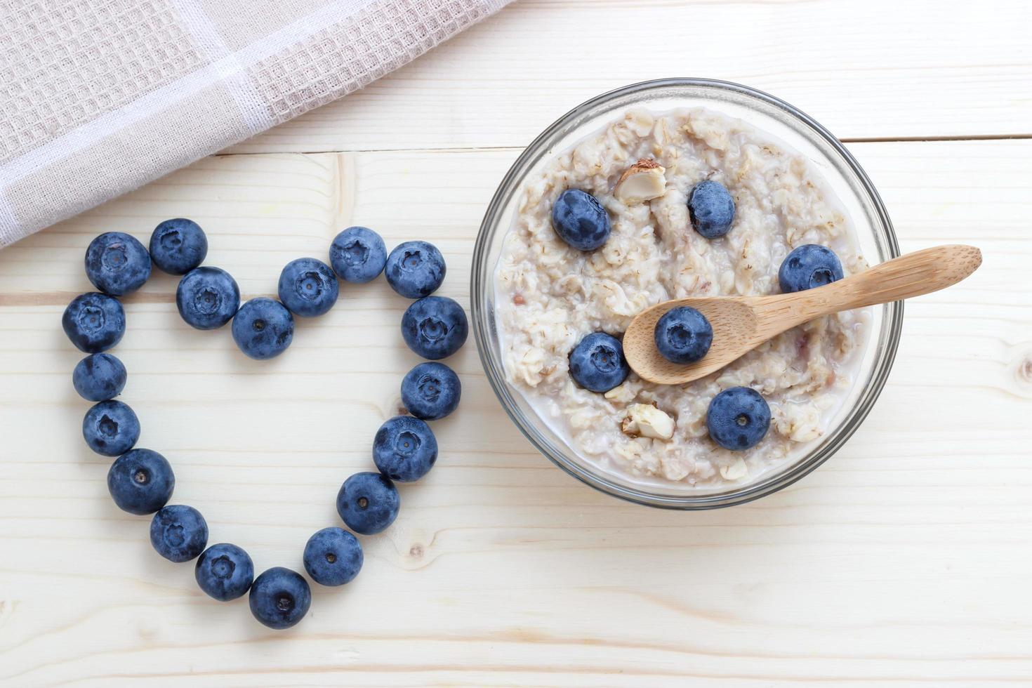 Frühstück mit Haferflocken mit Blaubeeren als Symbol des Herzens foto