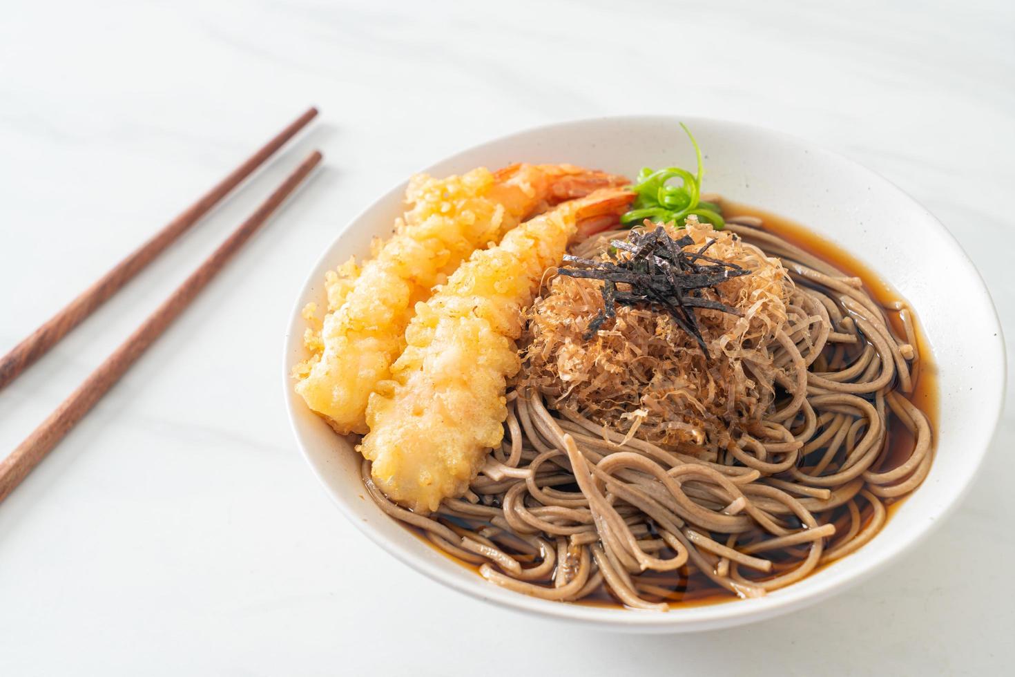 japanische Ramen-Nudeln mit Garnelen-Tempura foto