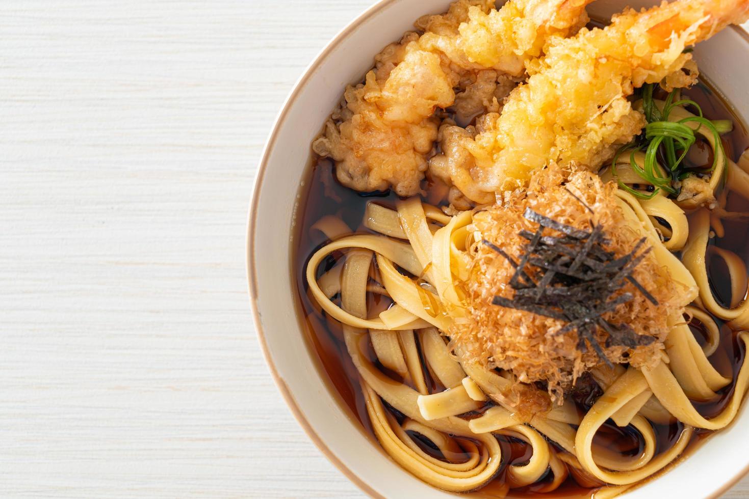 japanische Ramen-Nudeln mit Garnelen-Tempura foto