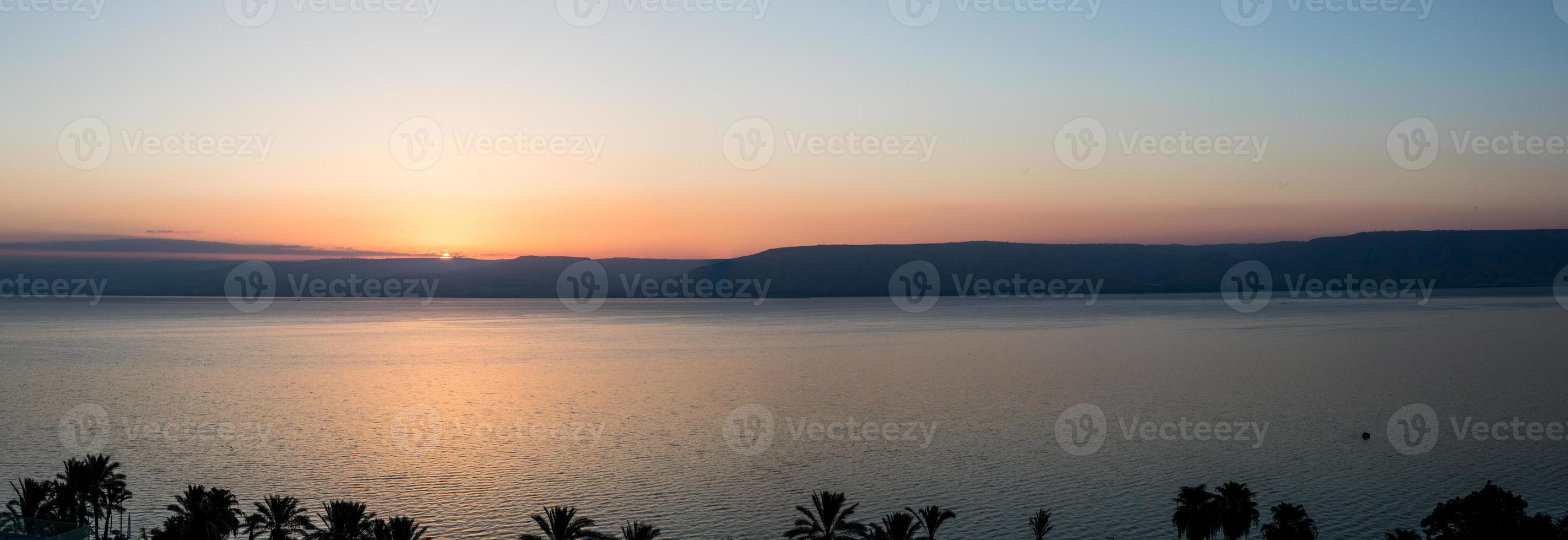 ein verrückter sonnenuntergang in israel mit blick auf das heilige land foto