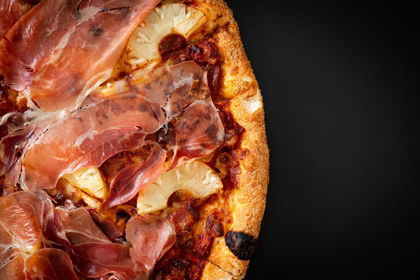 Pizza mit Prosciutto oder Parmaschinken Pizza foto