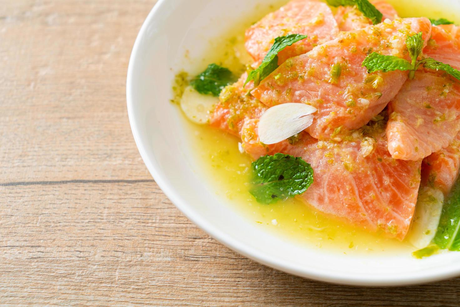 frischer Lachs roher würziger Meeresfrüchtesalat foto