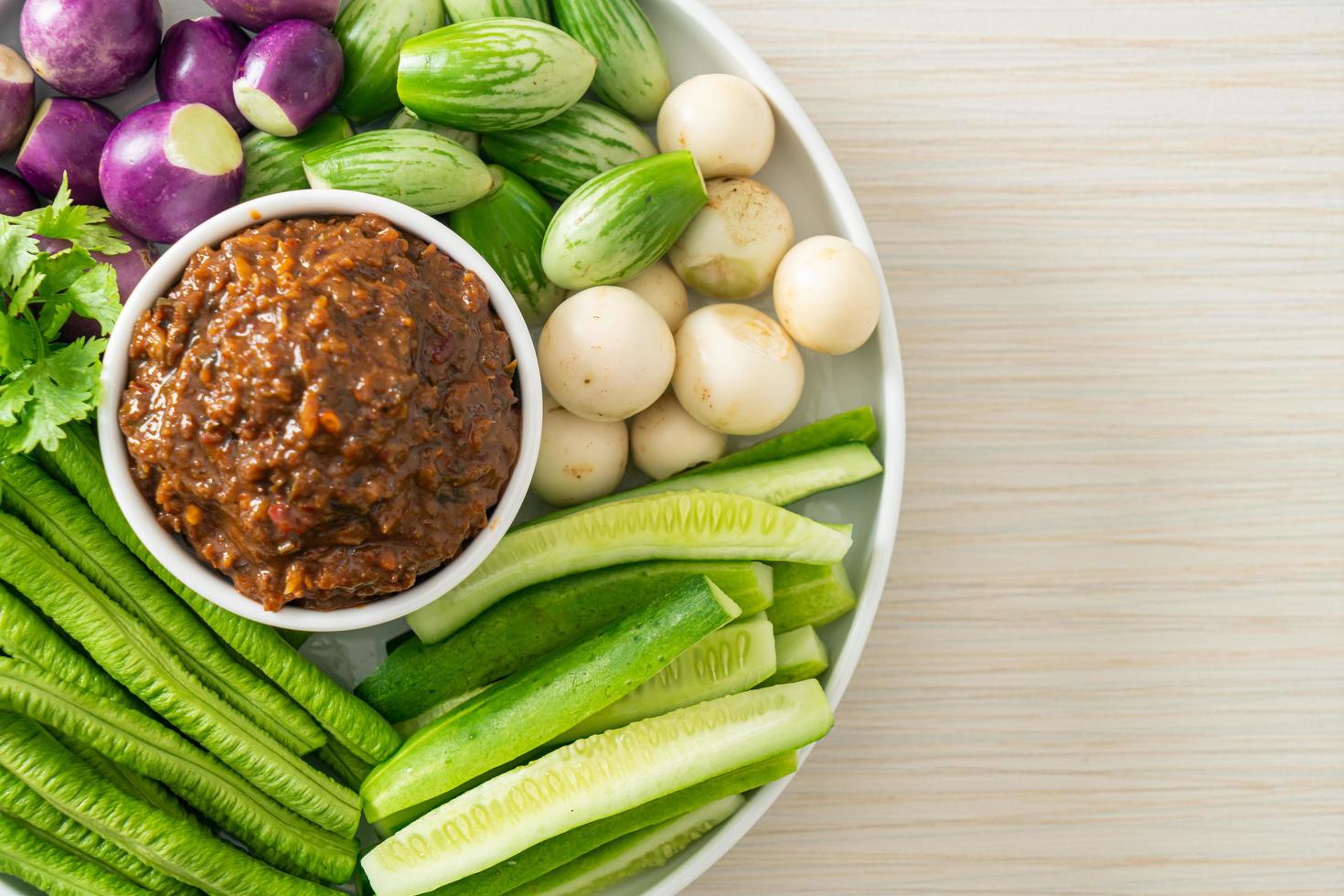 fermentierte Fisch-Chilipaste mit frischem Gemüse foto