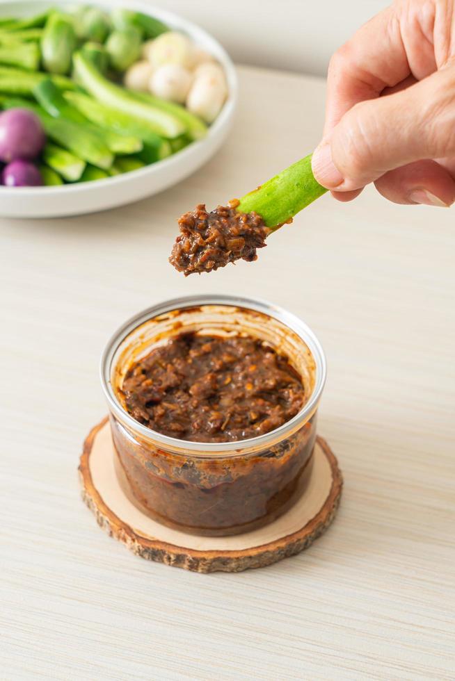 fermentierte Fisch-Chilipaste mit frischem Gemüse foto