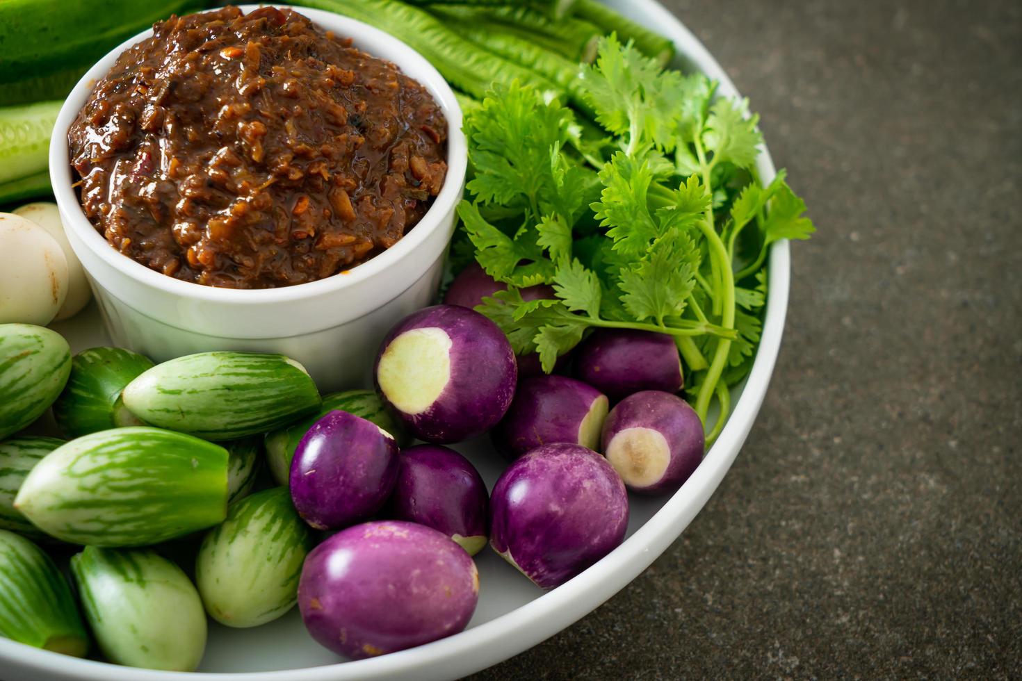 fermentierte Fisch-Chilipaste mit frischem Gemüse foto