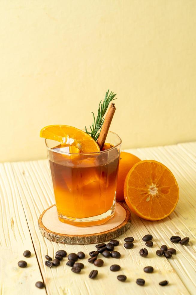 schwarzer Kaffee mit Orangen- und Zitronensaft foto