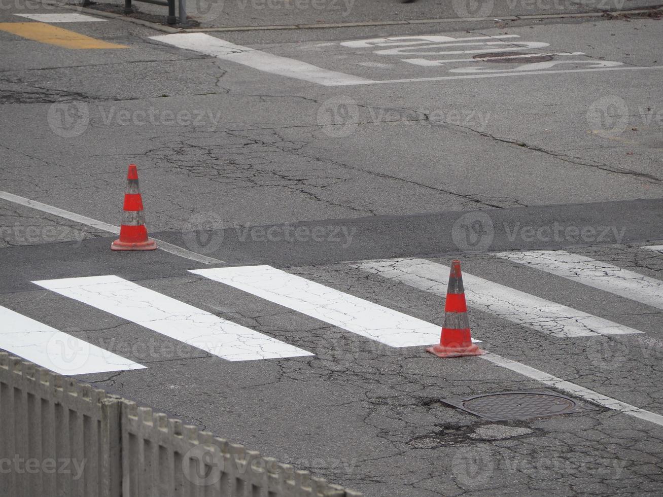 Straßenarbeiten mit Leitkegeln foto