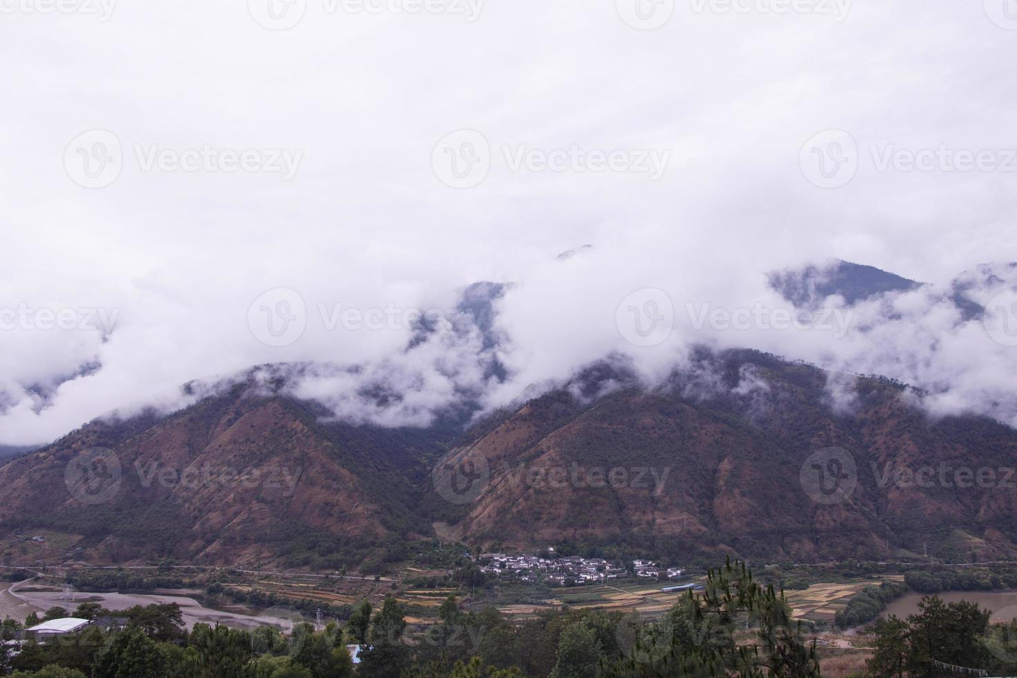 bewölkter Tag Berg in der Provinz Yunnan, China foto