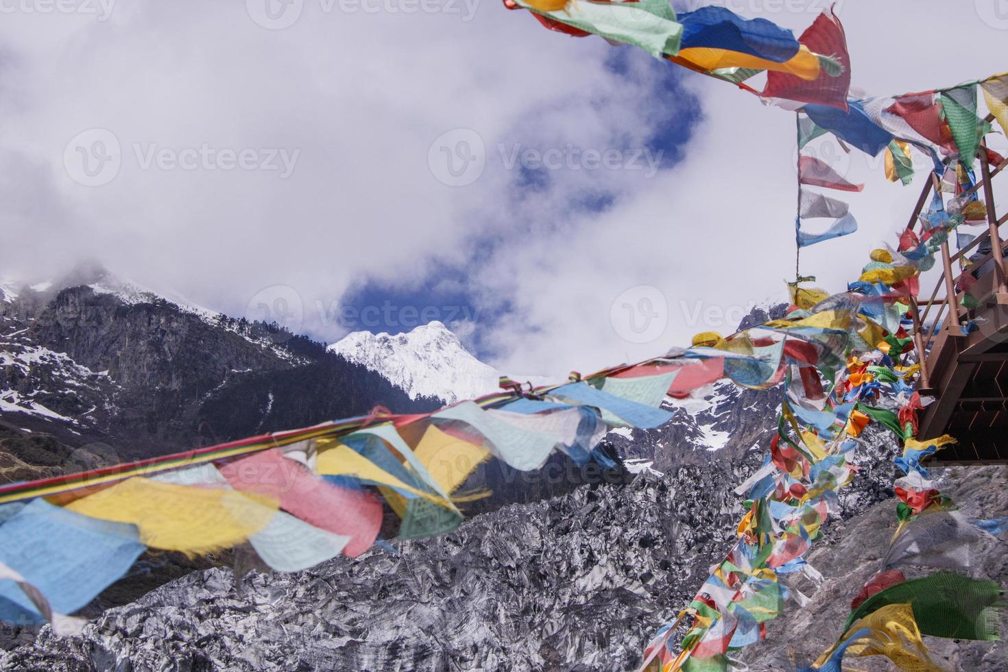 meili schneeberg bunte gebetsflagge kawa karpo in yunnan china foto