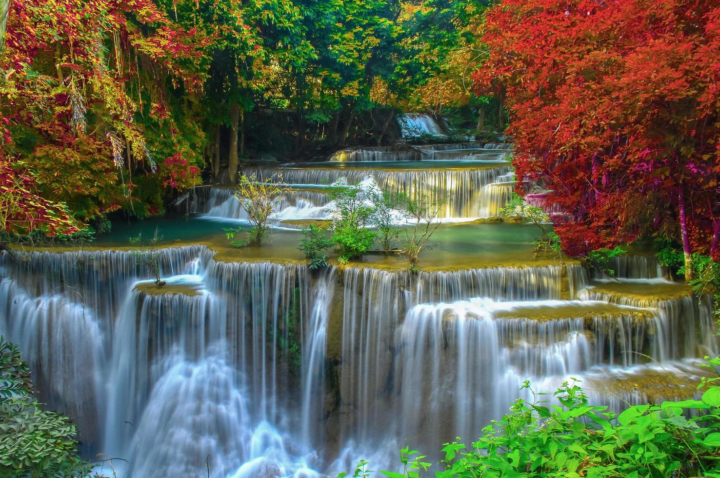 Huai Mae Khamin Wasserfall schön im Regenwald foto