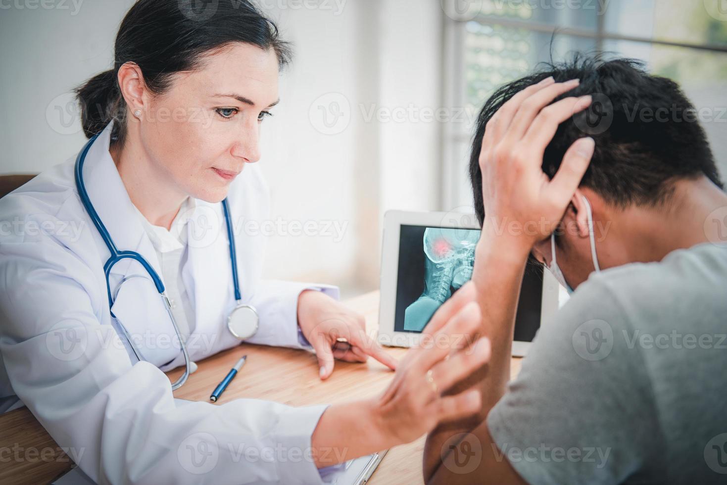 Arzt ermutigt und Beratung des Gesundheitswesens zum Patienten foto