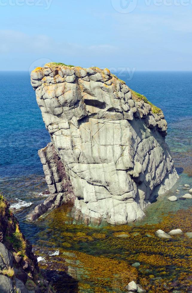 dramatischer Sea Stack an der Küste foto