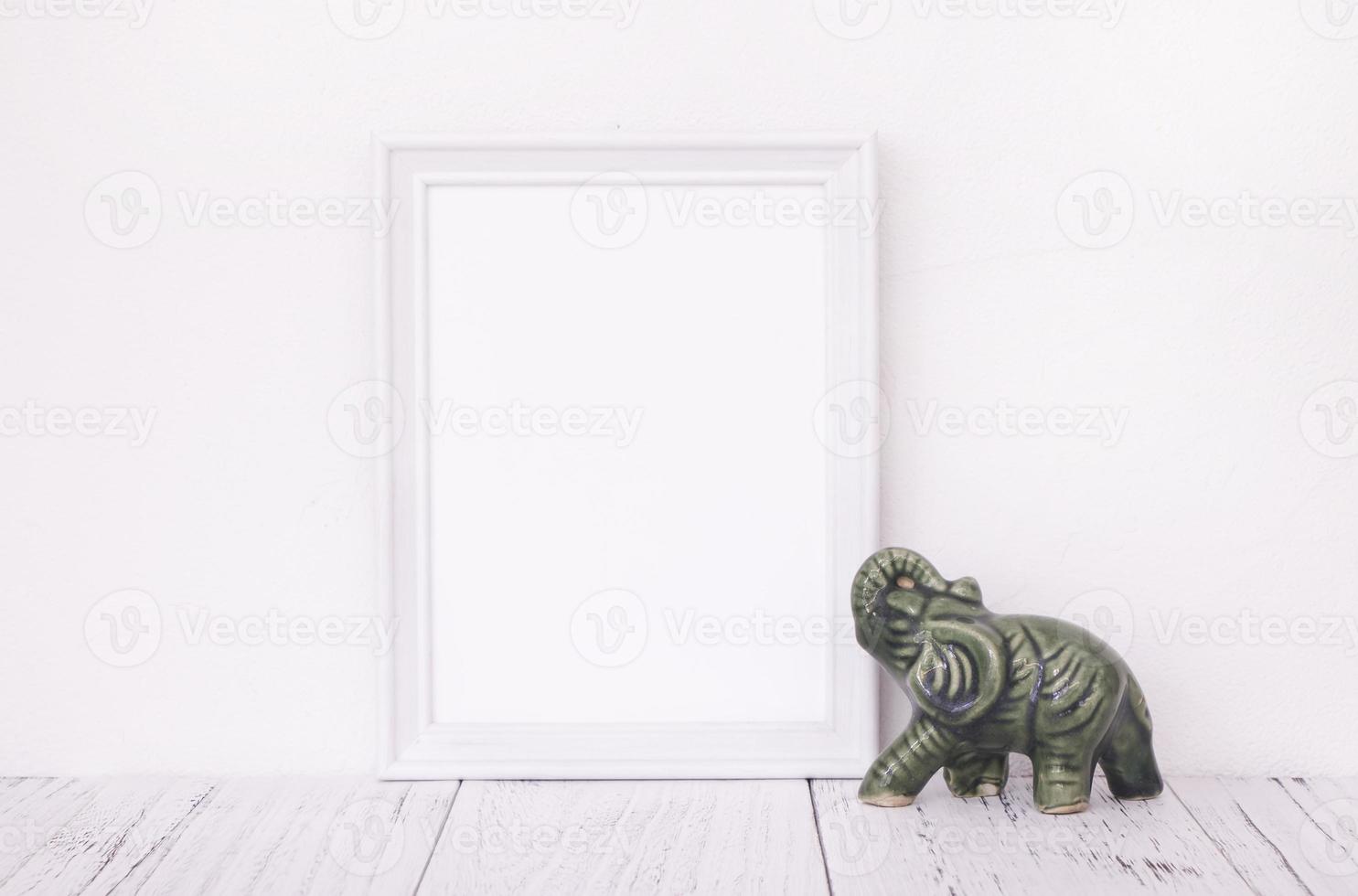 weißer Rahmen mit Keramik Elefant foto