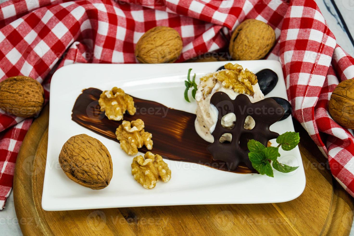 Walnusseis mit Schokolade zum Dessert foto