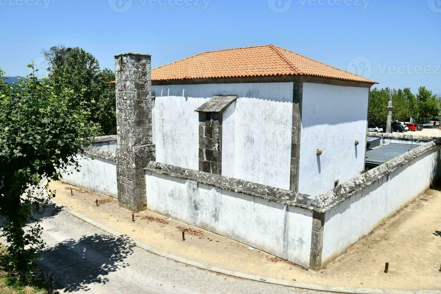 ein Haus mit ein grau Kamin foto