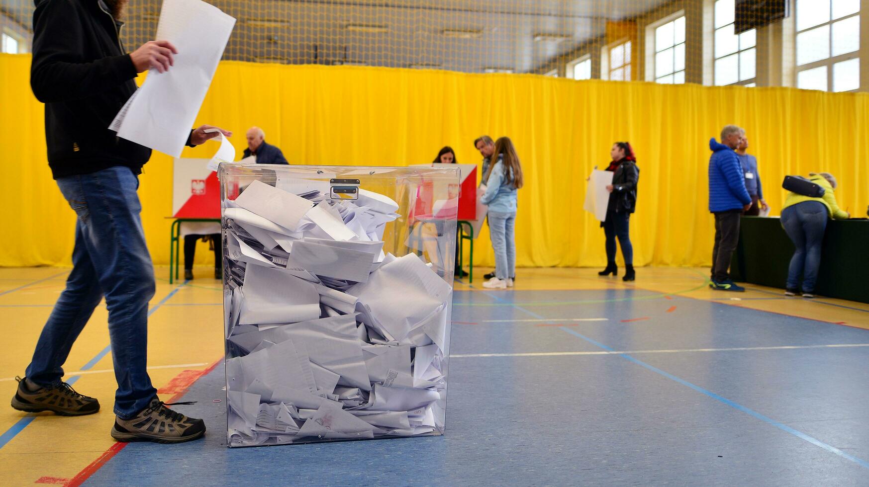 Warschau, Polen 15 Oktober 2023. parlamentarisch Wahlen im Polen. das Prozess von Wählen beim ein Polling Bahnhof. foto