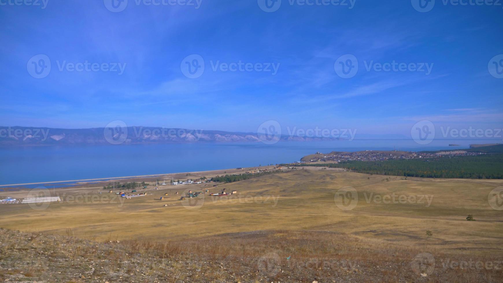 insel baikalsee olchon an einem sonnigen tag, irkutsk russland. foto