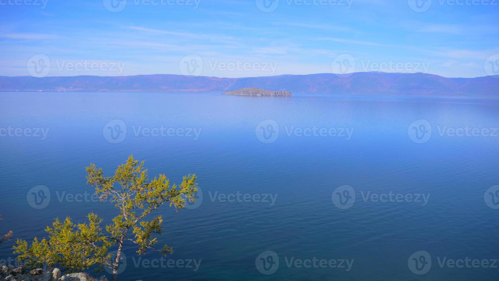 insel baikalsee olchon an einem sonnigen tag, irkutsk russland. foto