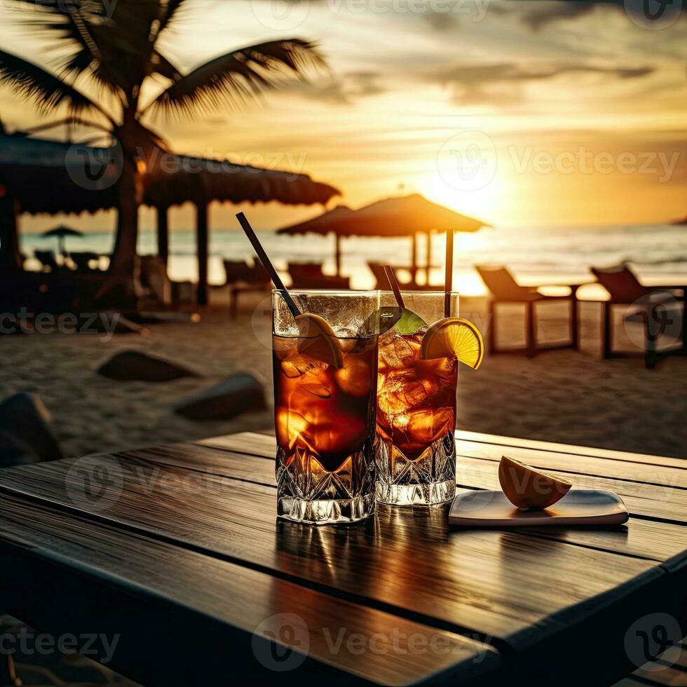 Glas von Aperol Spritz Cocktail auf hölzern Tabelle mit Sonnenuntergang verwischen Strand Hintergrund ai generativ foto