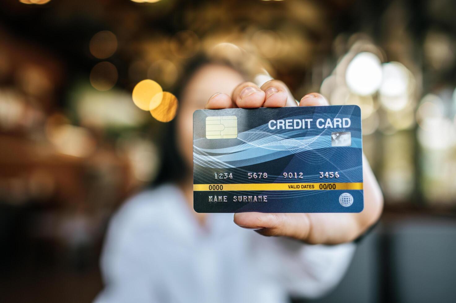 Frau mit Kreditkarte im Restaurant foto