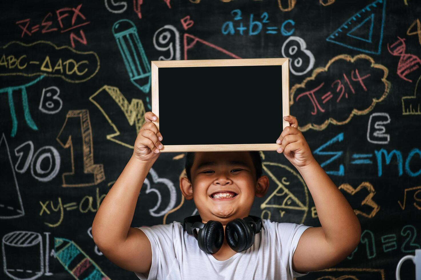 Kind hält Tafel im Klassenzimmer foto