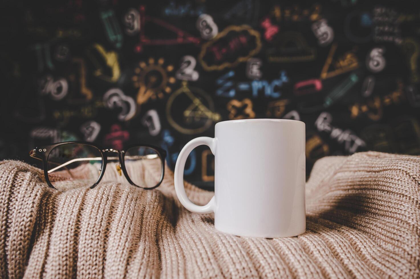 Tasse auf dem Pullover im Klassenzimmer foto