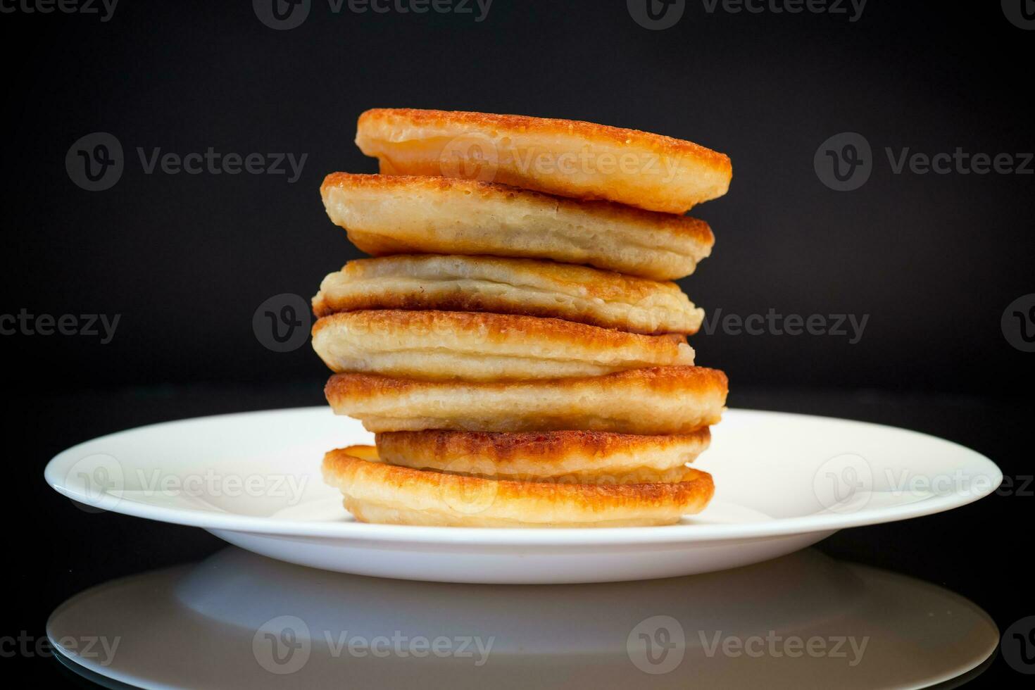 gekocht Süss Pfannkuchen mit Honig im ein Teller foto