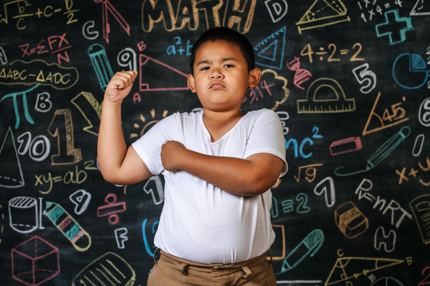 Kind steht und spielt im Klassenzimmer foto