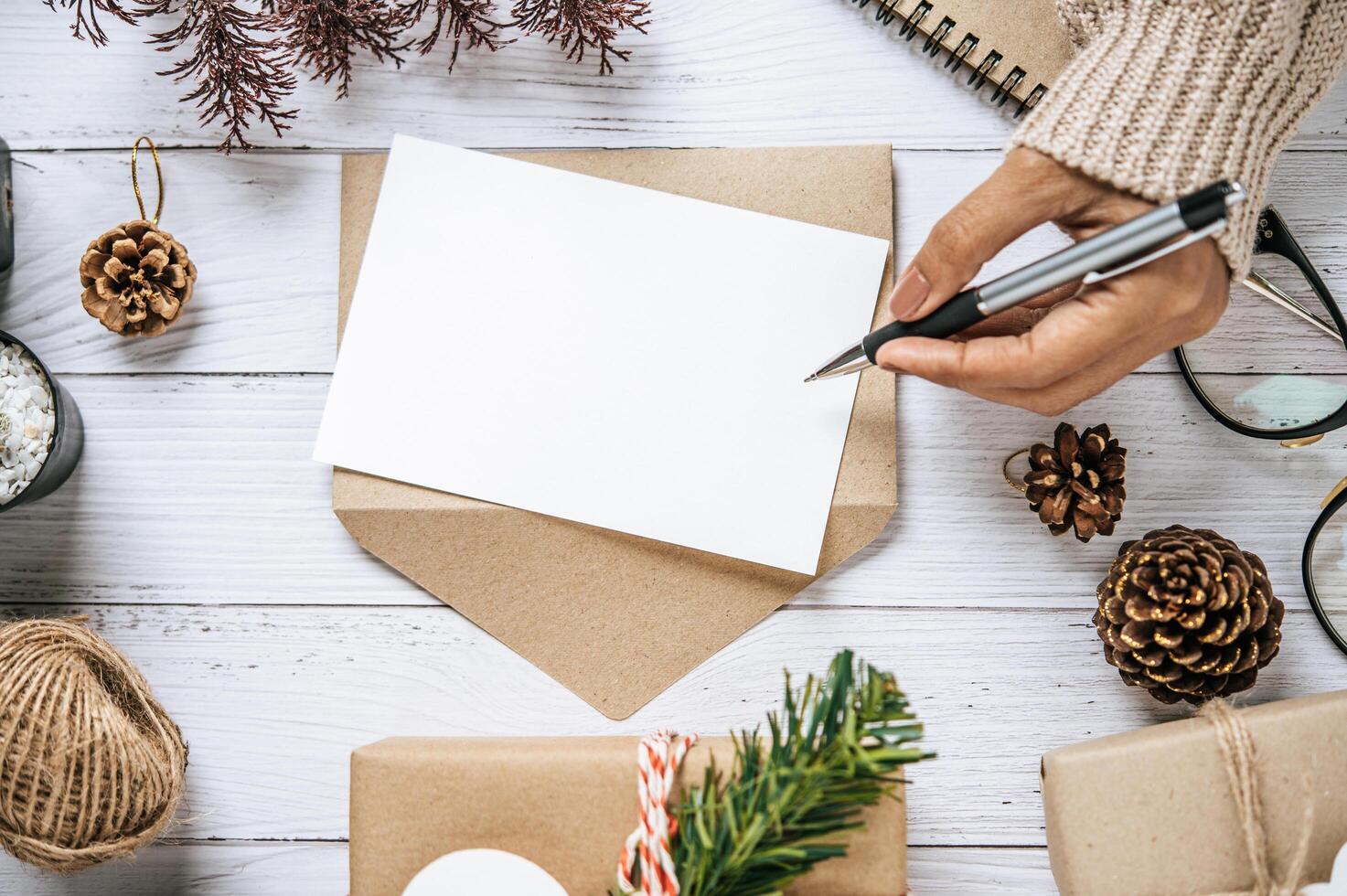 eine Hand mit einem Stift zum Schreiben in eine Zwischenablage wurde platziert foto