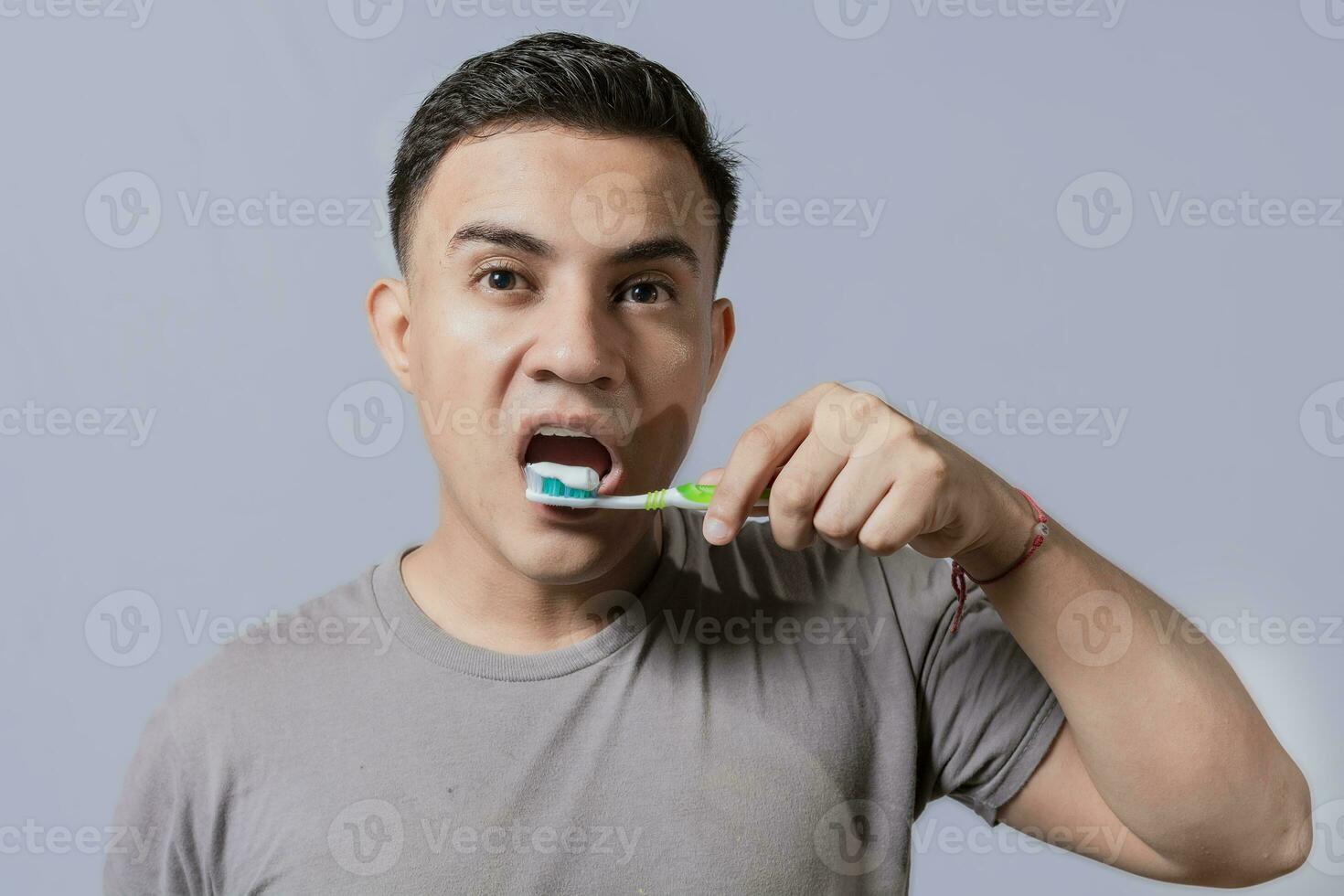 gut aussehend Kerl Bürsten seine Zähne isoliert, schließen oben von gut aussehend Mann Bürsten seine Zähne. Bürsten und Dental Hygiene Konzept. schließen oben von Menschen Bürsten ihr Zähne auf isoliert Hintergrund foto