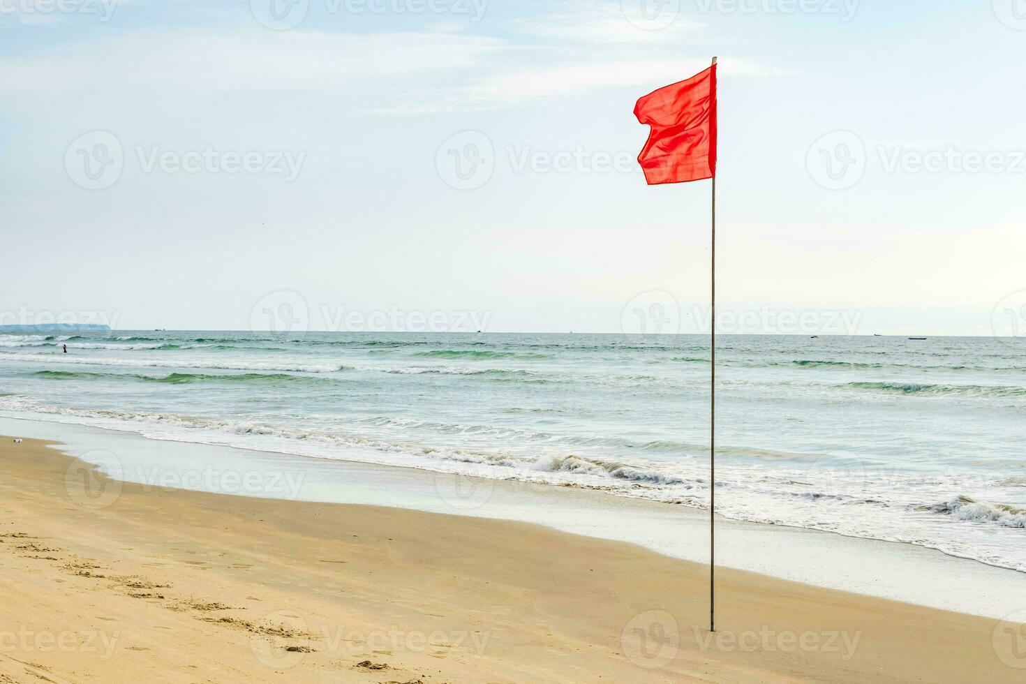 rot Flagge auf Strand auf Meer oder Ozean wie ein Symbol von Achtung. das Meer Zustand ist berücksichtigt gefährlich und Schwimmen ist verboten. foto