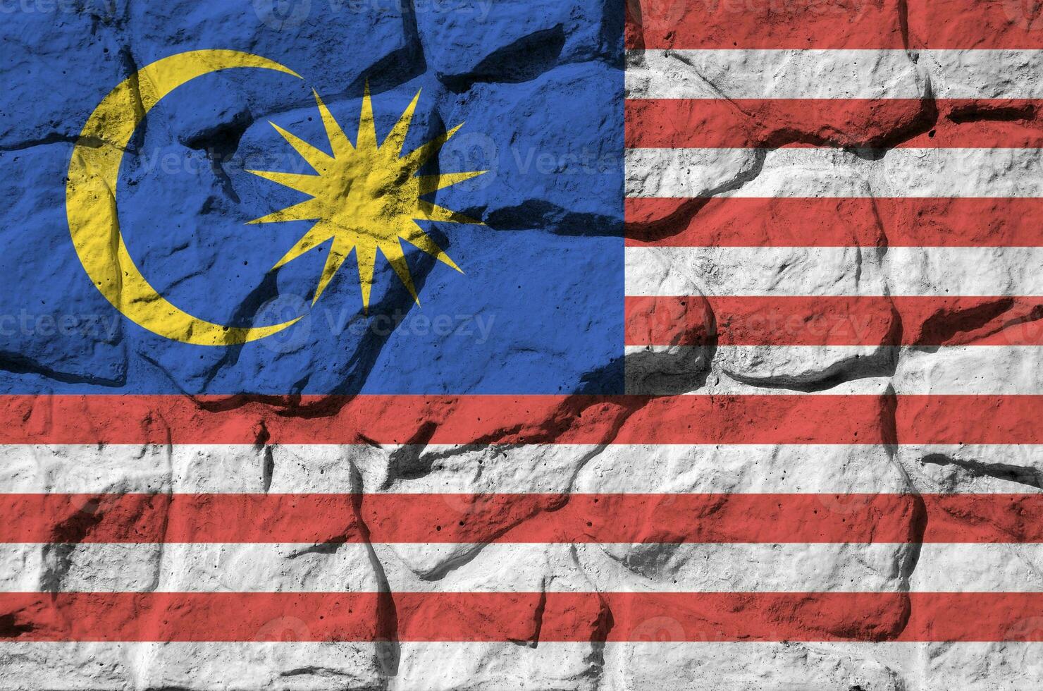 Malaysia Flagge abgebildet im Farbe Farben auf alt Stein Mauer Nahaufnahme. texturiert Banner auf Felsen Mauer Hintergrund foto