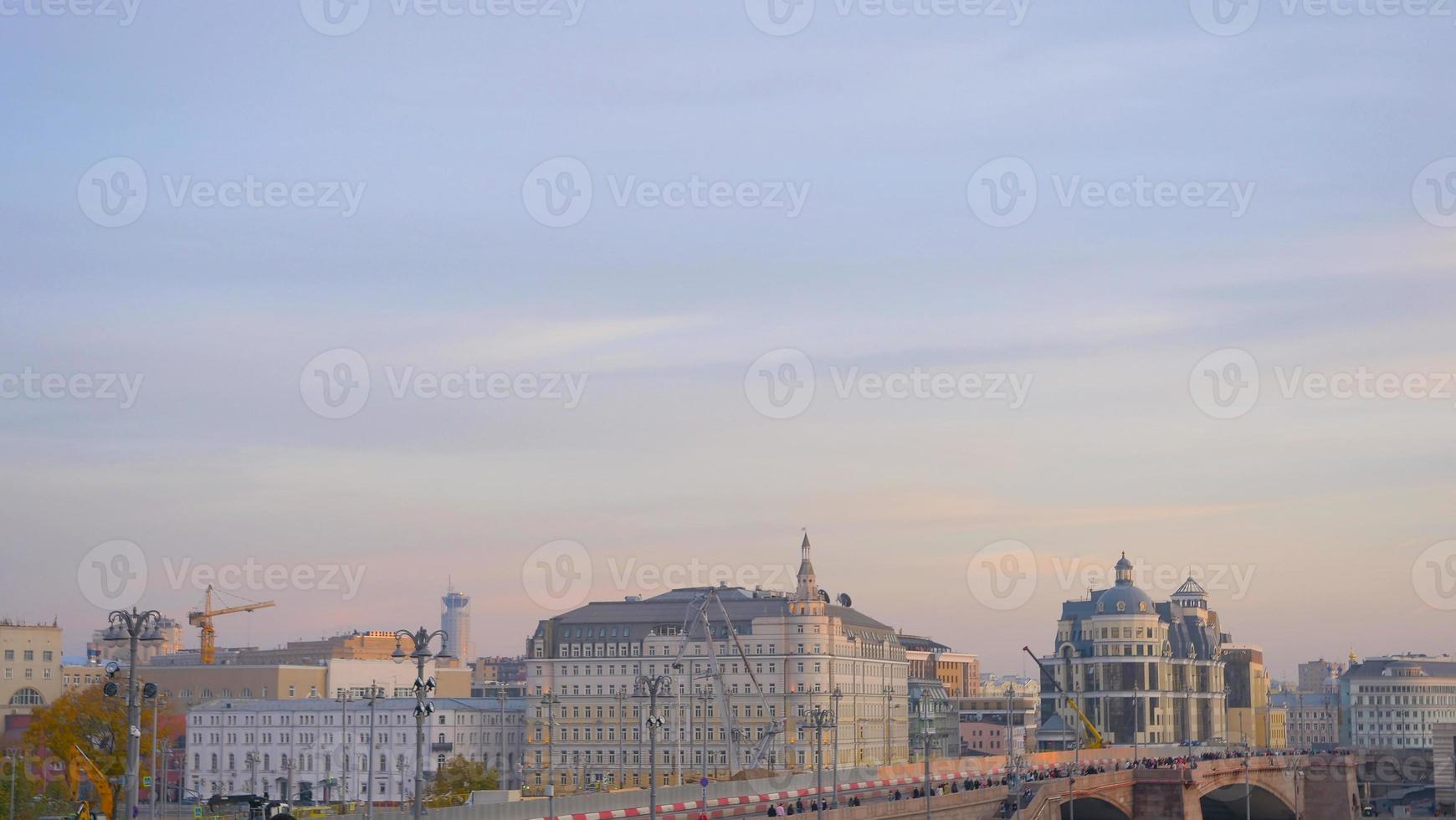 eleganter pastellfarbener himmel stadtlandschaftsblick in moskau russland foto