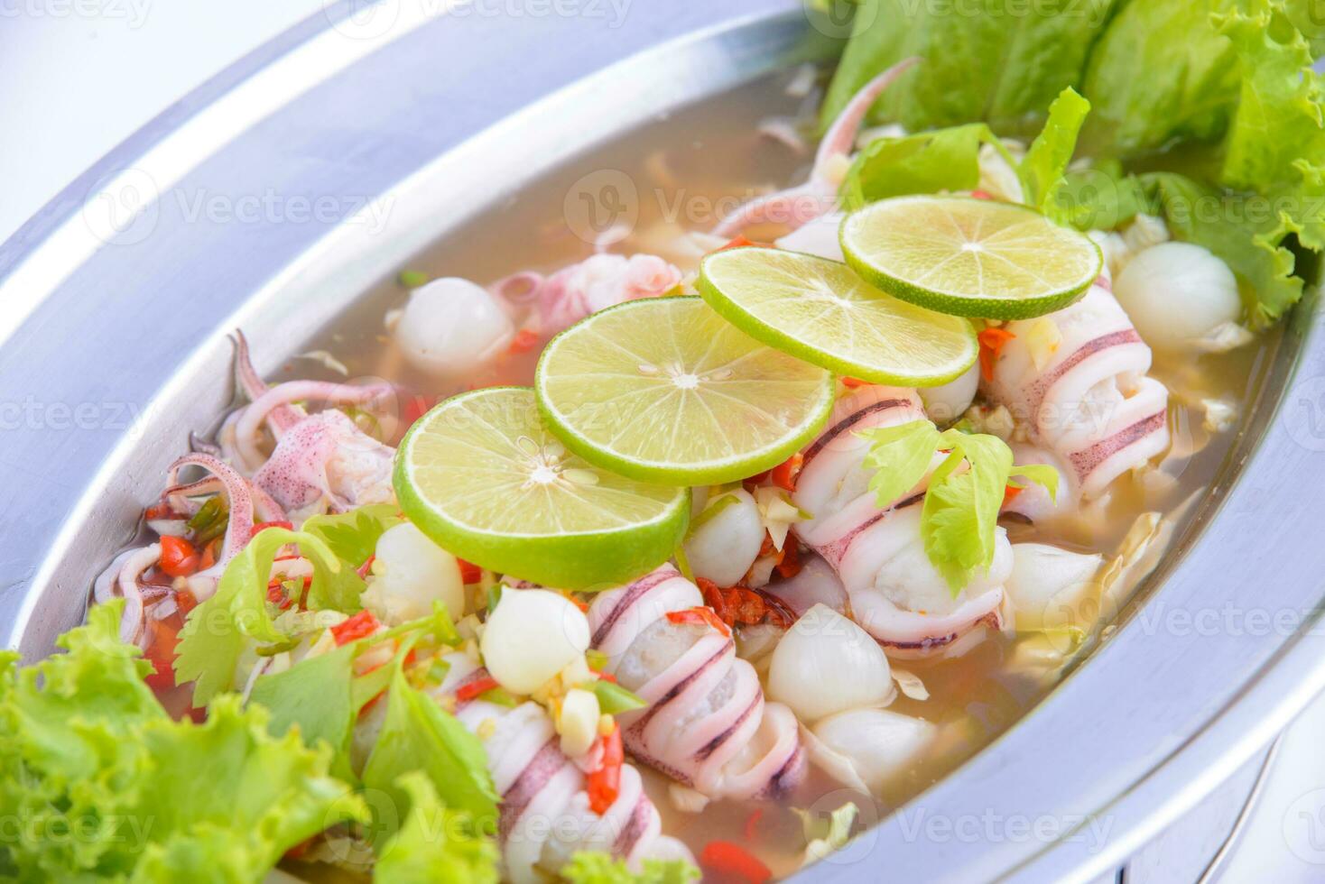 würziger Tintenfischsalat auf dem weißen Hintergrund. foto