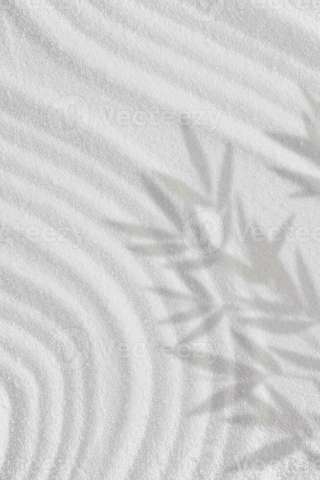 Sand Textur mit Bambus Blätter Schatten auf spirituell Muster, japanisch Zen Garten Weiß Sand Oberfläche mit Kokosnuss Blatt Schatten auf Kreise, Harmonie, Meditation, Zen mögen Konzept foto