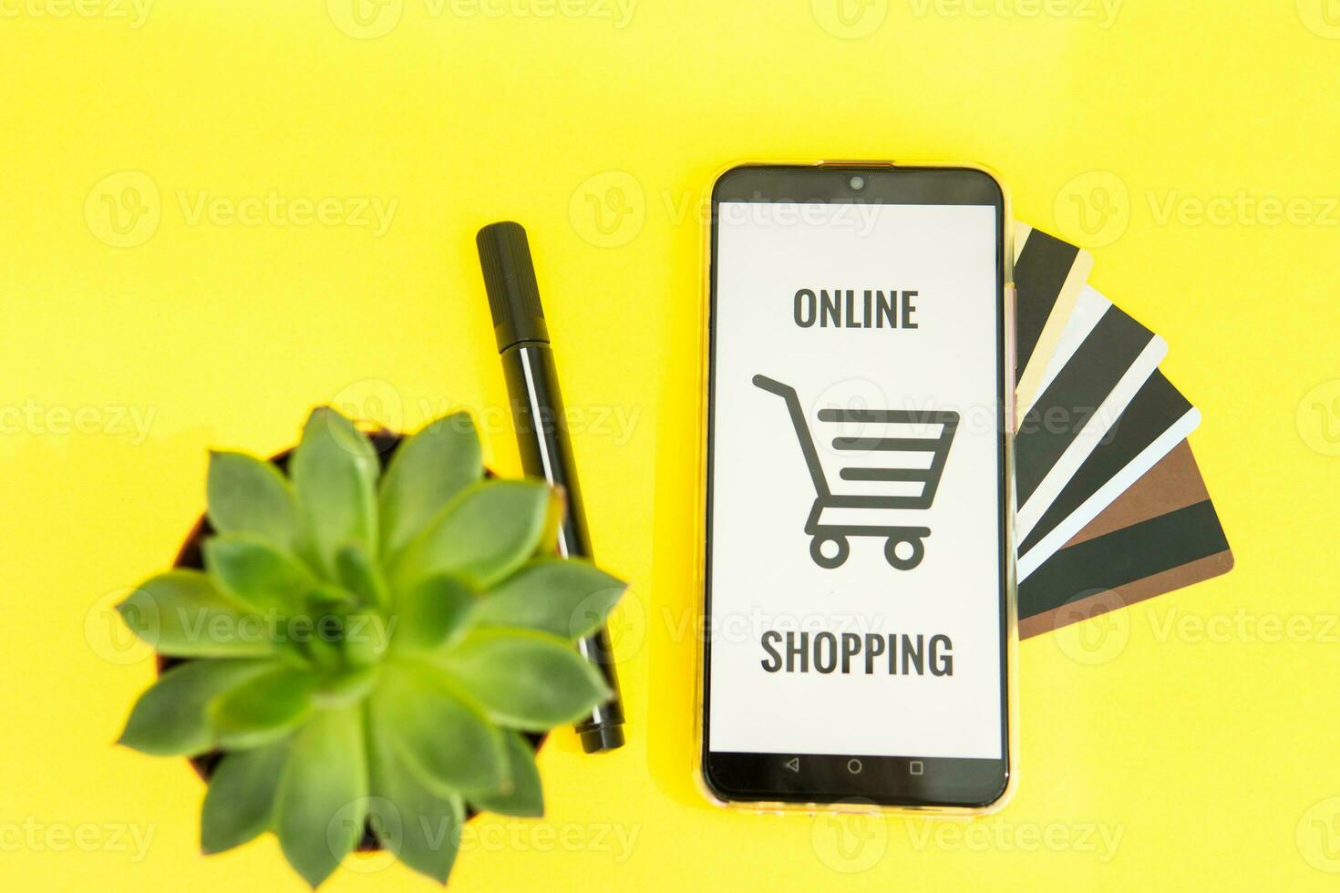 Smartphone mit das Inschrift-online Einkaufen Nahansicht. online Einkaufen, online Banken, online Zahlung. Zahlung mit Plastik Karten. eben Ley auf ein Gelb Hintergrund. foto