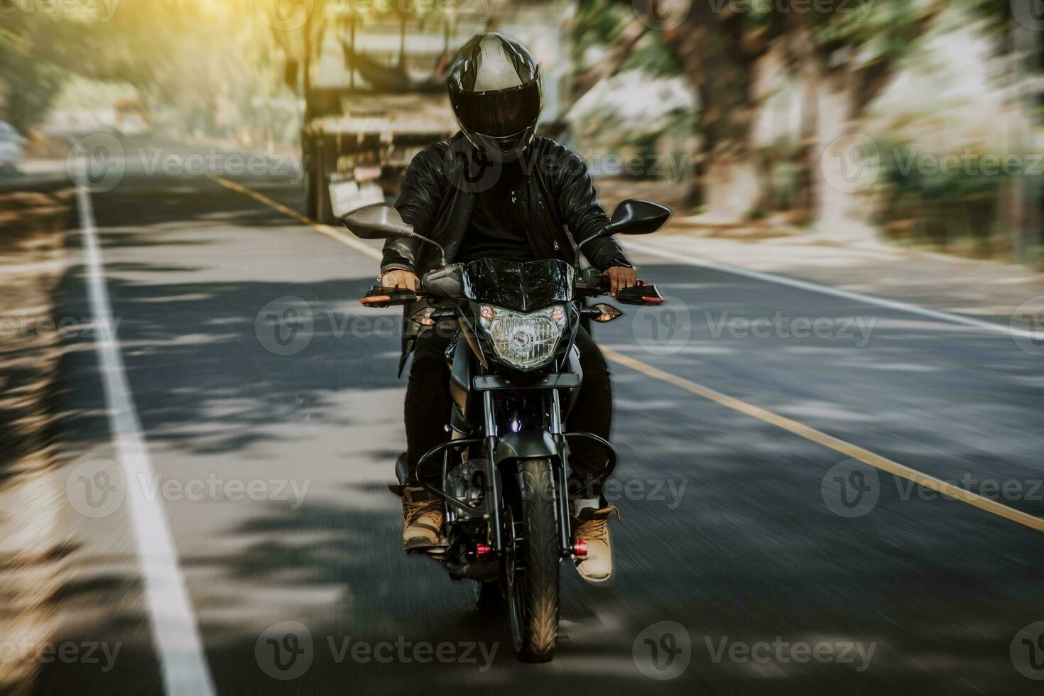 Motorradfahrer Fahren beim hoch Geschwindigkeit auf das Straße. Motorrad Treiber beim voll Geschwindigkeit auf das Autobahn. foto