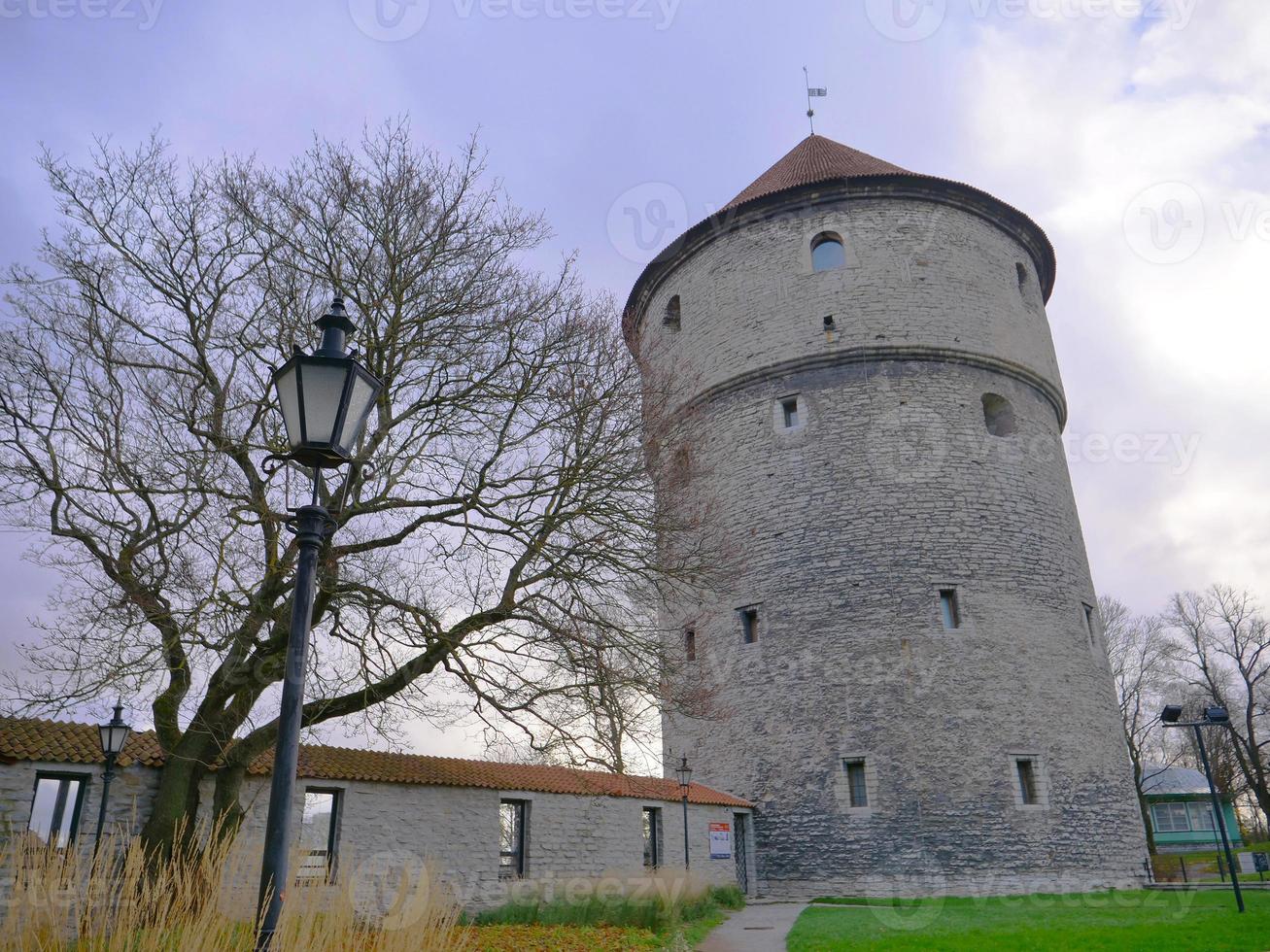 sechsstöckiger Artillerieturm im historischen Zentrum von Tallinn, Estland foto