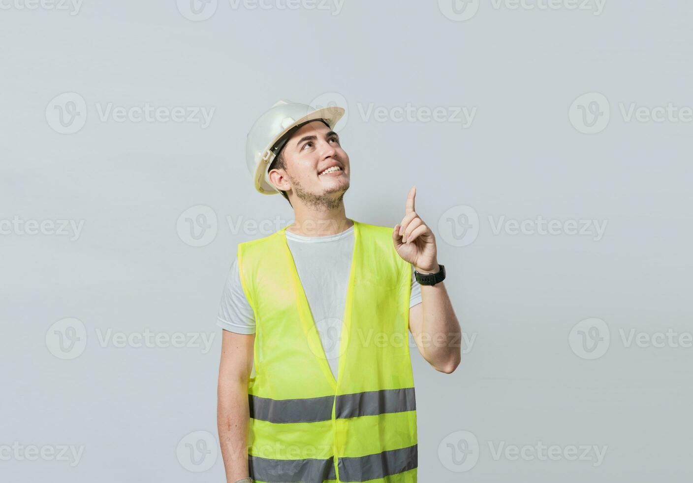 Baumeister Ingenieur zeigen Finger zu das richtig isoliert, Porträt von Ingenieur Mann zeigen beiseite, Konstruktion Ingenieur mit Weste zeigen beim ein Werbung, Ingenieur Mann zeigen zu Seite foto