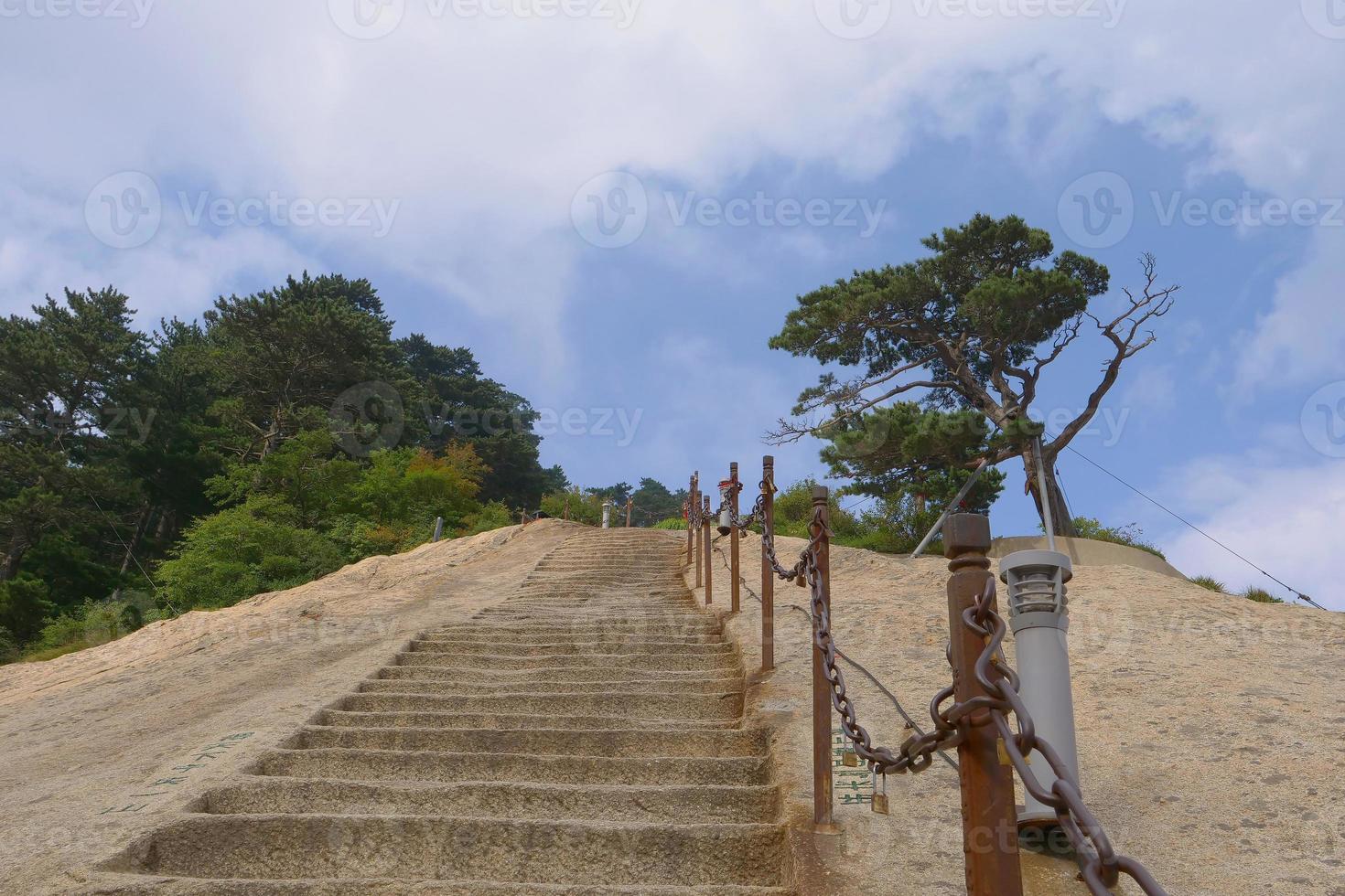 steile Leiter im heiligen taoistischen Berg Mount Huashan, China foto