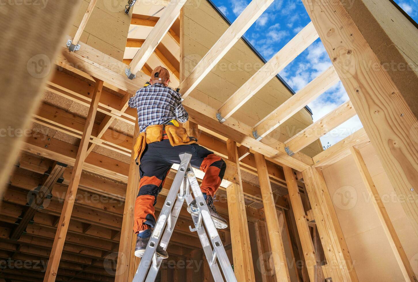 Auftragnehmer Arbeiter Innerhalb neu gebaut hölzern Haus Rahmen Fertigstellung etwas Elemente foto