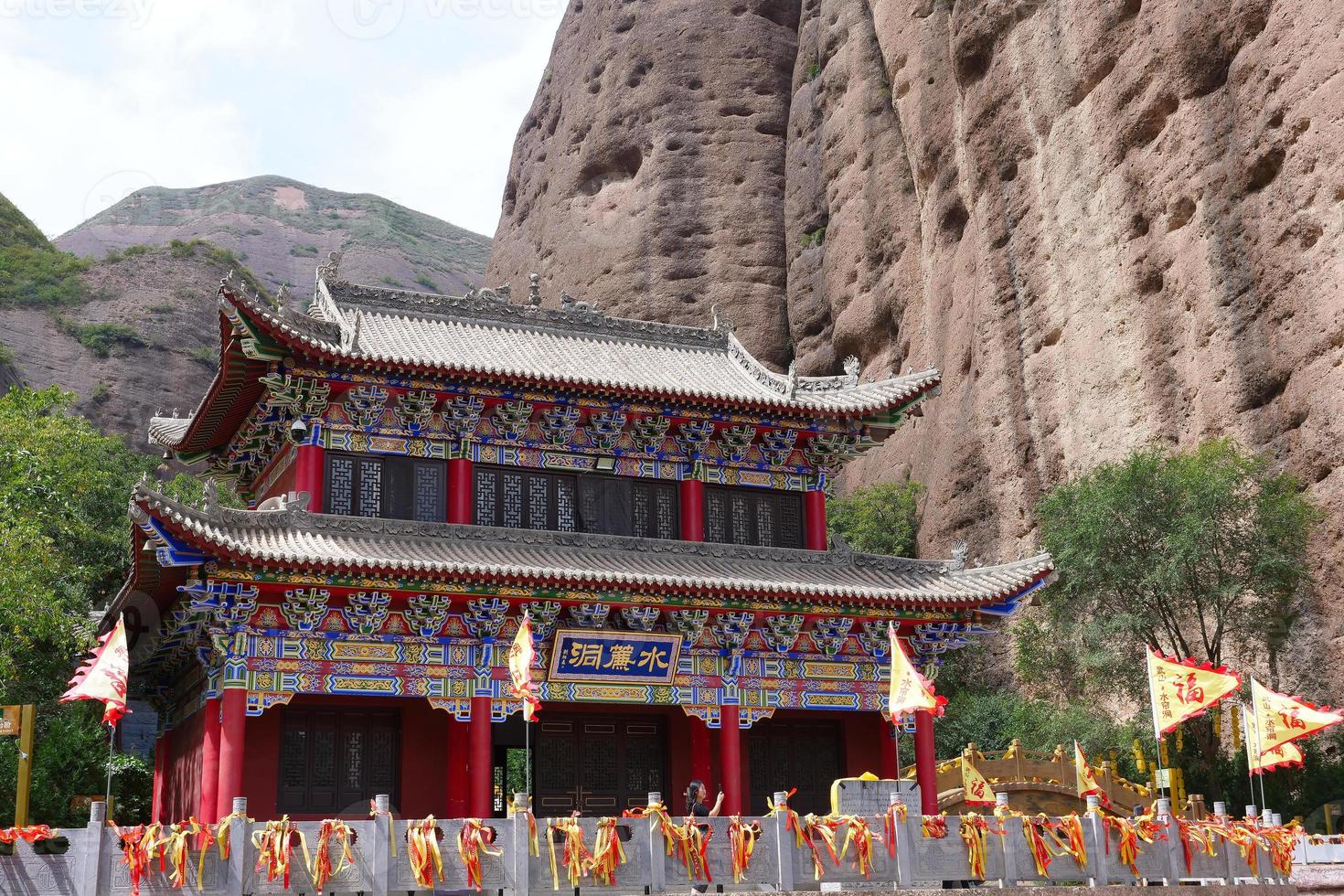 chinesische tempel wasservorhang höhlen in tianshui wushan, gansu china foto