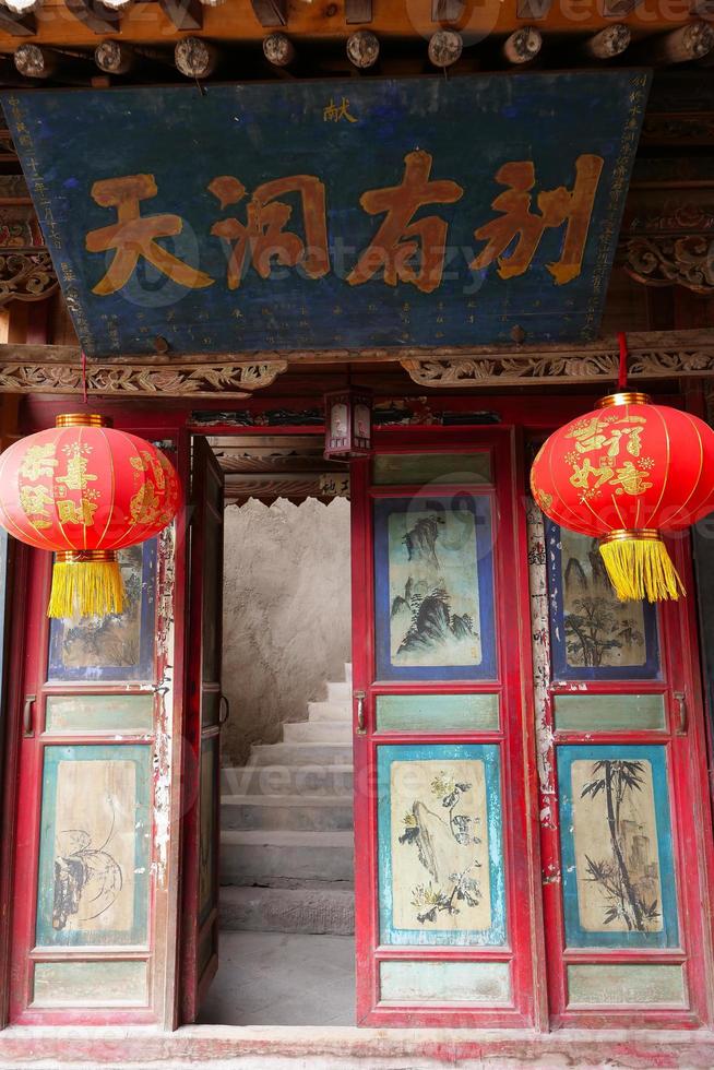 tempel in tianshui wushan wasservorhanghöhlen, gansu china foto