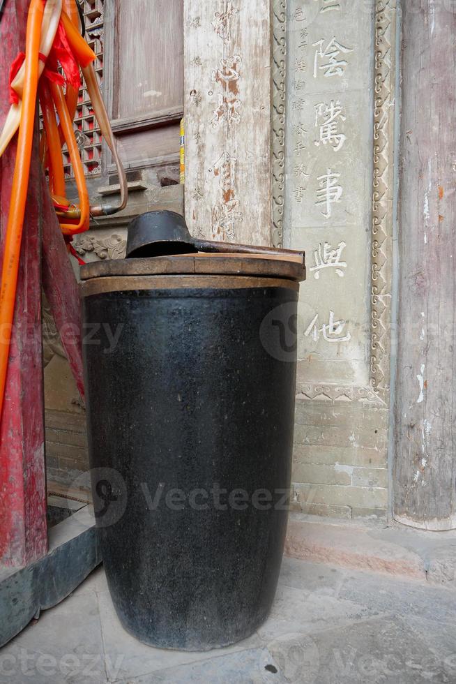 Bottich und Schöpfkelle vor einem Tempel in Tianshui Wushan, Gansu China foto